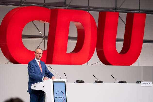 News Bilder des Tages 35. Bundesparteitag der CDU Deutschlands in Hannover - Der Parteivorsitzende Friedrich Merz eröffnet den Bundesparteitag;35. Bundesparteitag der CDU Deutschlands in Hannover - Der Parteivorsitzende Friedrich Merz eröffnet den Bundesparteitag, Hannover Niedersachsen Deutschland Messe *** 35 Federal Party Congress of the CDU of Germany in Hanover The Party Chairman Friedrich Merz opens the Federal Party Congress 35 Federal Party Congress of the CDU of Germany in Hanover The Party Chairman Friedrich Merz opens the Federal Party Congress, Hanover Lower Saxony Germany Fair