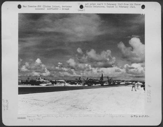 Boeing B-29 Superfortress Of The 509Th Composite Group, Returns To Its Base On Tinian Island, Marianas Islands, After Dropping The First Atomic Bomb On Hiroshima, 6 August 1945. A 314Th Bw, 39Th Bg, 61St Bs B-29 Is Visible In The Background - P In A Copyright: xpiemagsx nawwmilpie06092022-1620 !ACHTUNG AUFNAHMEDATUM GESCHÄTZT!