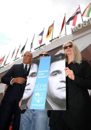 September 9, 2022, VENICE, ITALY: Film Festival director Alberto Barbera (L), President of the Venezia 79 International Jury, US actress Julianne Moore (C), and British director Sally Potter, hold on September 9, 2022 posters showing Iranian filmmaker Mohamed al-Ahmed, Myanmar filmmaker Ma Aeint, Iranian director Jafar Panahi, Turkish journalist and producer Cigdem Mater and Iranian filmmaker Mohammad Rasoulof, as fellow jury members join them, asking for their release, during during the 79th annual Venice International Film Festival, in Venice, Italy, 09 September 2022.The movie is presented in official competition Venezia 79 at the festival running from 31 August to 10 September 2022. ANSA CLAUDIO ONORATI. VENICE ITALY - ZUMAa110 20220909_zaf_a110_083 Copyright: xClaudioxOnoratix