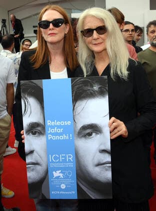 September 9, 2022, VENICE, ITALY: President of the Venezia 79 International Jury, US actress Julianne Moore (L), and British director Sally Potter, hold on September 9, 2022 posters showing Iranian filmmaker Mohamed al-Ahmed, Myanmar filmmaker Ma Aeint, Iranian director Jafar Panahi, Turkish journalist and producer Cigdem Mater and Iranian filmmaker Mohammad Rasoulof, as fellow jury members join them, asking for their release, during during the 79th annual Venice International Film Festival, in Venice, Italy, 09 September 2022.The movie is presented in official competition Venezia 79 at the festival running from 31 August to 10 September 2022. ANSA CLAUDIO ONORATI. VENICE ITALY - ZUMAa110 20220909_zaf_a110_084 Copyright: xClaudioxOnoratix