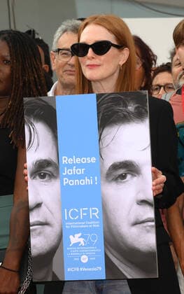 Entertainment Bilder des Tages September 9, 2022, VENICE, ITALY: President of the Venezia 79 International Jury, US actress Julianne Moore holds on September 9, 2022 posters showing Iranian filmmaker Mohamed al-Ahmed, Myanmar filmmaker Ma Aeint, Iranian director Jafar Panahi, Turkish journalist and producer Cigdem Mater and Iranian filmmaker Mohammad Rasoulof, as fellow jury members join them, asking for their release, during during the 79th annual Venice International Film Festival, in Venice, Italy, 09 September 2022.The movie is presented in official competition Venezia 79 at the festival running from 31 August to 10 September 2022. ANSA CLAUDIO ONORATI. VENICE ITALY - ZUMAa110 20220909_zaf_a110_081 Copyright: xClaudioxOnoratix