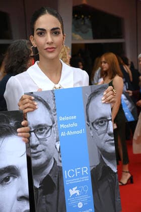 September 9, 2022, VENICE, ITALY: Spanish actress Rocio Munoz Morales, holds on September 9, 2022 poster showing Iranian filmmaker Mohamed al-Ahmed, asking for their release, during during the 79th annual Venice International Film Festival, in Venice, Italy, 09 September 2022.The movie is presented in official competition Venezia 79 at the festival running from 31 August to 10 September 2022. ANSA CLAUDIO ONORATI. VENICE ITALY - ZUMAa110 20220909_zaf_a110_087 Copyright: xClaudioxOnoratix