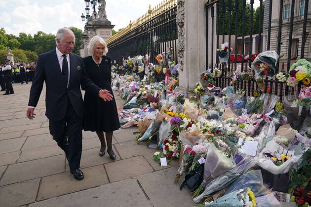 News Themen der Woche KW36 Entertainment Bilder des Tages . 09 09 2022. London, United Kingdom. King Charles III and the Queen Consort look at floral tributes outside Buckingham Palace in London following the death of Queen Elizabeth II .  xPoolx xi-Imagesx IIM-23750-0035