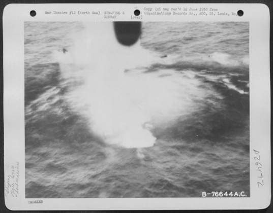 Attack Of A German Submarine By A Plane Of The 479Th Anti Submarine Group Somewhere In The North Sea. July 1943. Copyright: xpiemagsx nawwmilpie06092022-6631 !ACHTUNG AUFNAHMEDATUM GESCHÄTZT!