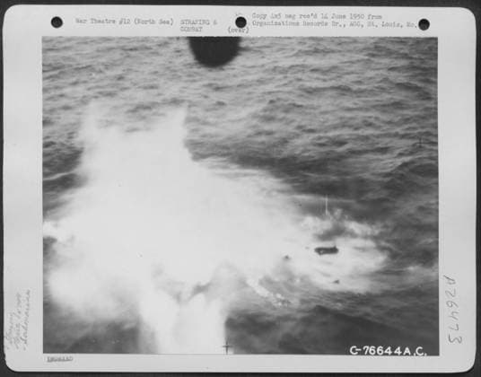 Attack Of A German Submarine By A Plane Of The 479Th Anti Submarine Group Somewhere In The North Sea. July 1943. Copyright: xpiemagsx nawwmilpie06092022-6632 !ACHTUNG AUFNAHMEDATUM GESCHÄTZT!