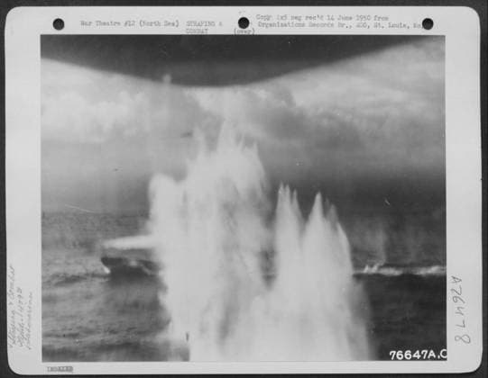 Attack of a German submarine by a plane of the 479th Anti Submarine Group somewhere in the North Sea. 29 July 1943. Copyright: xpiemagsx nawwmilpie06092022-6670 !ACHTUNG AUFNAHMEDATUM GESCHÄTZT!