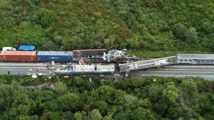 News Themen der Woche KW36 News Bilder des Tages Train crash in Croatia Aerial photo of scene of train crash in Rajici, about 120 kilometres east of Zagreb, Croatia, on September 10, 2022. At least three people were dead and many were seriously injured after a passenger train and a freight train collided in central Croatia. DavorxJavorovic PIXSELL