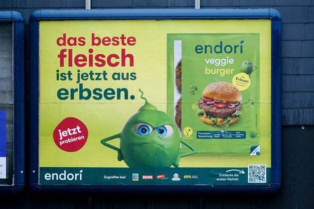 Düsseldorf 10.09.2022 Aussenwerbung Werbeplakat endori veggie burger Vegetarier Veganer Fleischalternative Lebensmittel Fleischersatz Düsseldorf Nordrhein-Westfalen Deutschland *** Düsseldorf 10 09 2022 outdoor advertising poster endori veggie burger vegetarian vegan meat alternative food meat substitute Düsseldorf North Rhine Westphalia Germany