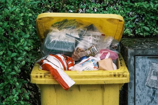Düsseldorf 10.09.2022 gelbe Tonne Mülltonne Kunststoff Plastik Recycling Müll Abfall Wohlstandsmüll Wohlstandsgesellschaft Verpackung Verpackungsmüll Restmüll Plastiktonne Düsseldorf Nordrhein-Westfalen Deutschland *** Dusseldorf 10 09 2022 yellow garbage can garbage plastic recycling garbage waste prosperity waste prosperity society packaging packaging waste residual waste plastic garbage can Dusseldorf North Rhine Westphalia Germany