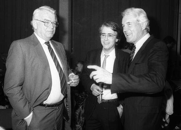 Henri Nannen, Frank Elstner und Peter Boenisch (v.li.) 12 83 stroe Frank Elstner (Mi.) mit Henri Nannen (li.) und Peter Boenisch am 10. Dezember 1983 am Rande von Wetten, dass..? (ZDF) in Wiesbaden Deutschland deutsch deutsche deutscher Mann Männer TV Fernsehen Moderator Moderation Journalist Regierungssprecher Verleger german host presenter journalism publisher quer halb stehend sprechend neutral lächelnd gestikulierend rauchend After-Show sw *** Henri Nannen, Frank Elstner and Peter Boenisch v li 12 83 stroe Frank Elstner Mi with Henri Nannen li and Peter Boenisch on 10 December 1983 on the sidelines of Wetten, dass ZDF in Wiesbaden Germany German German man men TV television moderation journalist government spokesman publishe