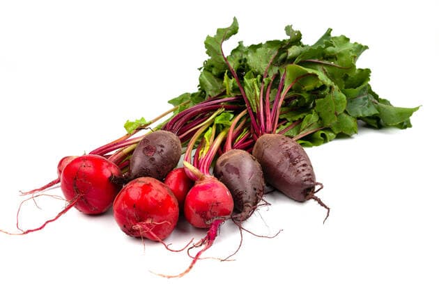Regionales, saisonales Gemüse - - Rote Bete und Ringelbete mit Grün auf weißem Untergrund - Deutschland *** Regional seasonal vegetables beet and ring beet with green on white background Germany