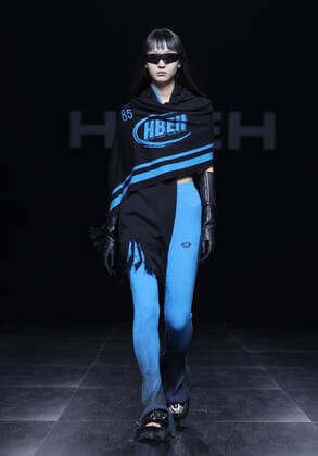(220910) -- BEIJING, Sept. 10, 2022 -- A model presents a creation by designer Hui Wenlong during the HBEH fashion show of China Fashion Week S S 2023 in Beijing, capital of China, Sept. 10, 2022. ) CHINA-BEIJING-FASHION WEEK (CN) ChenxJianli 