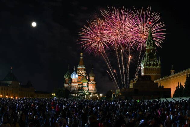 Bilder des Jahres 2022, News 09 September News Themen der Woche KW36 News Bilder des Tages MOSCOW, RUSSIA - SEPTEMBER 10, 2022: Fireworks light up the sky over Red Square marking Moscow s 875th birthday. Valery Sharifulin TASS  TS141F45