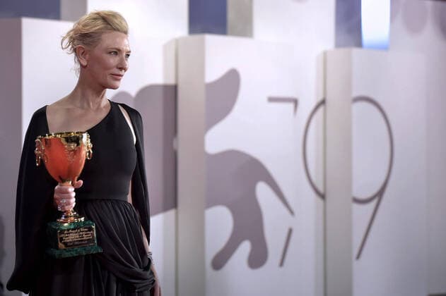 Bilder des Jahres 2022, Entertainment 09 September Entertainment Themen der Woche KW36 Cate Blanchett poses with the Coppa Volpi for Best Actress for Tar during the award winners photocall at the 79th Venice International Film Festival on September 10, 2022 in Venice, Italy.  VEN20220910619 RoccoxSpaziani