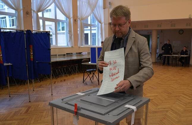 News Themen der Woche KW36 Russia Elections Single Voting Day 8272355 11.09.2022 Leader of the Russian United Democratic Party Yabloko Nikolai Rybakov casts his ballot during the elections of members of local governing bodies in St. Petersburg, Russia. Elections at various levels, dubbed the single voting day, are taking place in 81 regions throughout the country from September 9 to 11. Alexander Galperin Sputnik St. Petersburg Russia  Copyright: xAlexanderxGalperinx