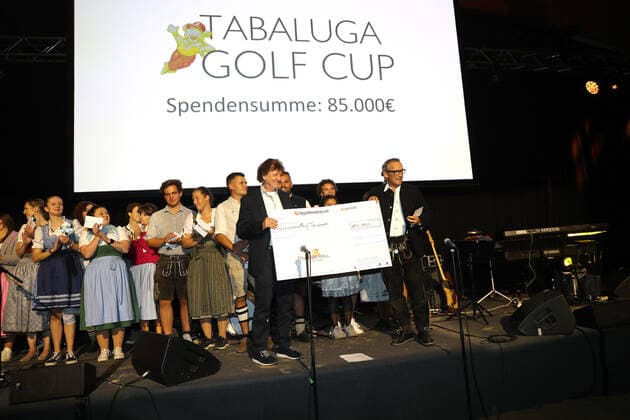 28 Tabaluga Golf Cup Michael Roll and his wife Claudia present the head of the Tabaluga Foundation Dr Jürgen Haerlin with a donation check for 90 000 Euro, Tutzing Bavaria Germany Golf Course Tutzing
