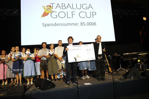 28 Tabaluga Golf Cup Michael Roll and his wife Claudia present the head of the Tabaluga Foundation Dr Jürgen Haerlin with a donation check for 90 000 Euro, Tutzing Bavaria Germany Golf Course Tutzing
