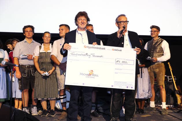 28 Tabaluga Golf Cup Michael Roll and his wife Claudia present the head of the Tabaluga Foundation Dr Jürgen Haerlin with a donation check for 90 000 Euro, Tutzing Bavaria Germany Golf Course Tutzing
