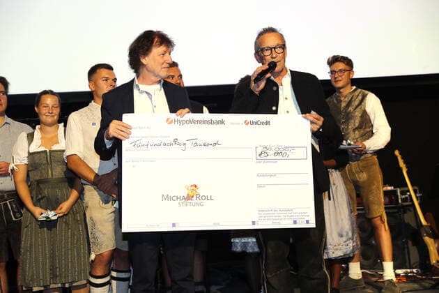 28 Tabaluga Golf Cup Michael Roll and his wife Claudia present the head of the Tabaluga Foundation Dr Jürgen Haerlin with a donation check for 90 000 Euro, Tutzing Bavaria Germany Golf Course Tutzing