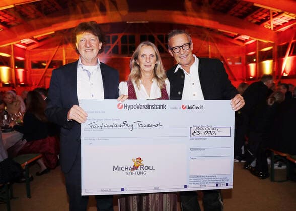 28 Tabaluga Golf Cup Michael Roll and his wife Claudia present the head of the Tabaluga Foundation Dr Jürgen Haerlin with a donation check for 90 000 Euro, Tutzing Bavaria Germany Golf Course Tutzing