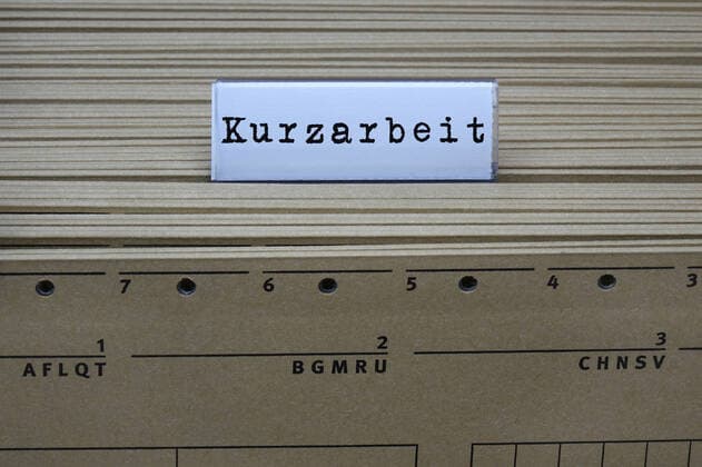 Hängeregister und Kurzarbeit Hängeregister und Kurzarbeit, 11.09.2022, Borkwalde, Brandenburg, An einem Hängeregister steht der Schriftzug Kurzarbeit. *** Hanging register and short-time work Hanging register and short-time work, 11 09 2022, Borkwalde, Brandenburg, At a hanging register is the writing short-time work