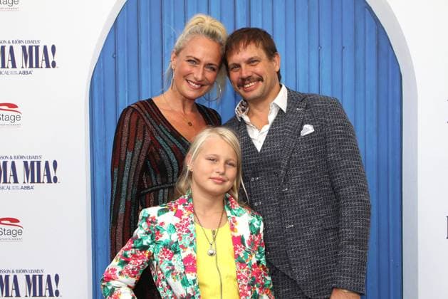 Eva Mona Rodekirchen und ihr Ehemann Bjoern Geske mit ihrer Tochter Martha bei der Gala Premiere vom Musical Mamma Mia! am 11.09.2022 in Hamburg Mamma Mia ist zurück- das Erfolgsmusical feiert große Gala Premiere in Hamburg *** Eva Mona Rodekirchen and her husband Bjoern Geske with their daughter Martha at the gala premiere of the musical Mamma Mia on 11 09 2022 in Hamburg Mamma Mia is back the success musical celebrates large gala premiere in Hamburg 
