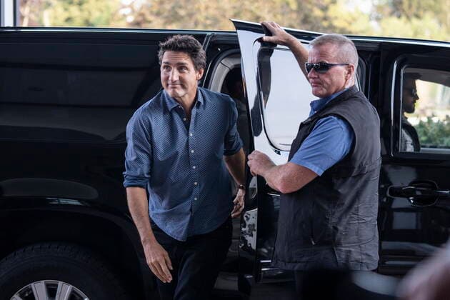 September 11, 2022, St. Andrews, NB, Canada: Prime Minister Justin Trudeau, left, arrives at the Algonquin Resort St. Andrews by-the-Sea for the Liberal summer caucus retreat in St. Andrews, N.B. on Sunday, September 11, 2022. St. Andrews Canada  - ZUMAc35_ 20220911_zaf_c35_068 Copyright: xDarrenxCalabresex