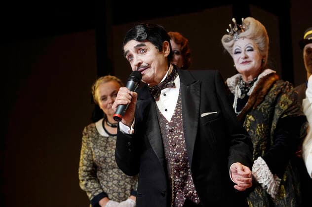 Katharina Thalbach and ensemble members at the presentation of the Audience Award Golden Curtain to Katharina Thalbach after the performance of the play Murder in the Orient Expess in the Komödie am Kurfürstendamm at the Schiller Theater Berlin, 11 09 2022 Foto:xT.xBartillax xFuturexImage