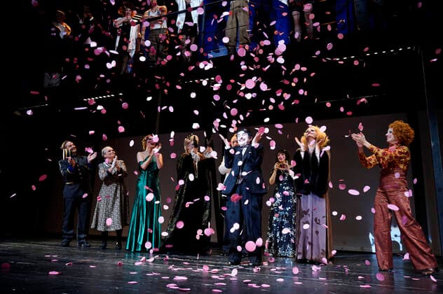 Katharina Thalbach and ensemble members at the presentation of the Audience Award Golden Curtain to Katharina Thalbach after the performance of the play Murder in the Orient Expess in the Komödie am Kurfürstendamm at the Schiller Theater Berlin, 11 09 2022 Foto:xT.xBartillax xFuturexImage