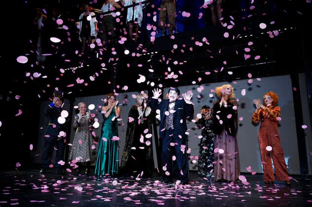 Katharina Thalbach and ensemble members at the presentation of the Audience Award Golden Curtain to Katharina Thalbach after the performance of the play Murder in the Orient Expess in the Komödie am Kurfürstendamm at the Schiller Theater Berlin, 11 09 2022 Foto:xT.xBartillax xFuturexImage