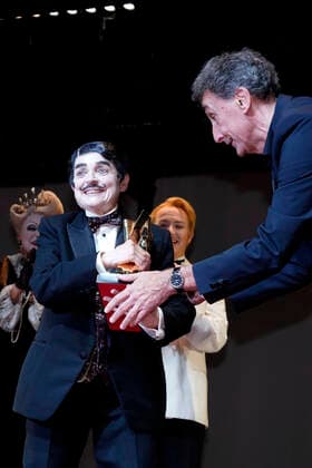 Katharina Thalbach and ensemble members at the presentation of the Audience Award Golden Curtain to Katharina Thalbach after the performance of the play Murder in the Orient Expess in the Komödie am Kurfürstendamm at the Schiller Theater Berlin, 11 09 2022 Foto:xT.xBartillax xFuturexImage