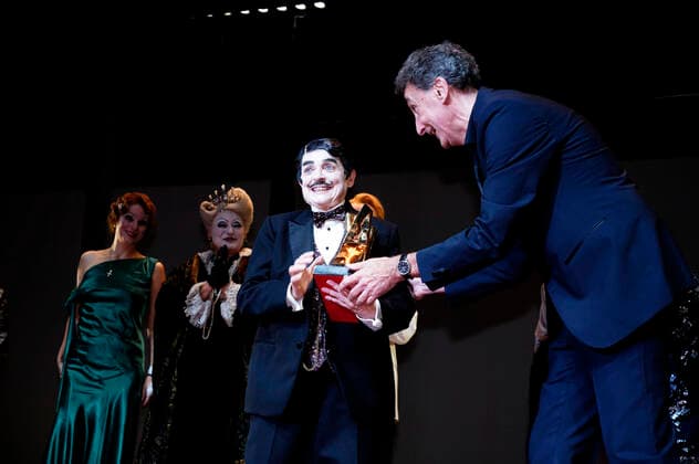 Katharina Thalbach and ensemble members at the presentation of the Audience Award Golden Curtain to Katharina Thalbach after the performance of the play Murder in the Orient Expess in the Komödie am Kurfürstendamm at the Schiller Theater Berlin, 11 09 2022 Foto:xT.xBartillax xFuturexImage