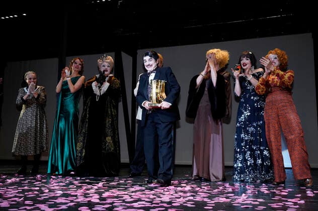 Katharina Thalbach and ensemble members at the presentation of the Audience Award Golden Curtain to Katharina Thalbach after the performance of the play Murder in the Orient Expess in the Komödie am Kurfürstendamm at the Schiller Theater Berlin, 11 09 2022 Foto:xT.xBartillax xFuturexImage