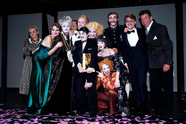Katharina Thalbach and ensemble members at the presentation of the Audience Award Golden Curtain to Katharina Thalbach after the performance of the play Murder in the Orient Expess in the Komödie am Kurfürstendamm at the Schiller Theater Berlin, 11 09 2022 Foto:xT.xBartillax xFuturexImage