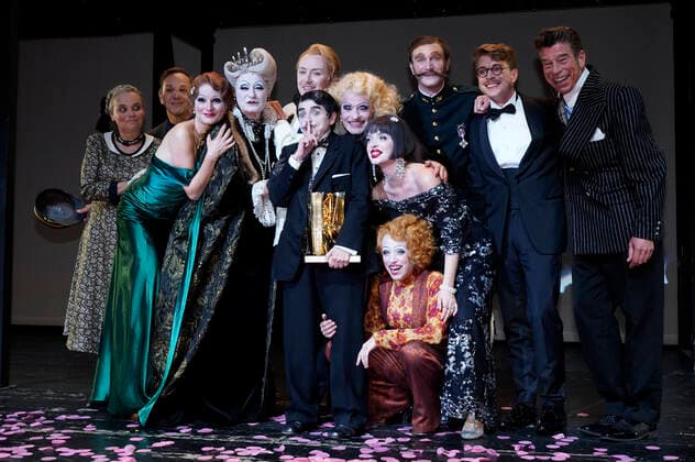 Katharina Thalbach and ensemble members at the presentation of the Audience Award Golden Curtain to Katharina Thalbach after the performance of the play Murder in the Orient Expess in the Komödie am Kurfürstendamm at the Schiller Theater Berlin, 11 09 2022 Foto:xT.xBartillax xFuturexImage