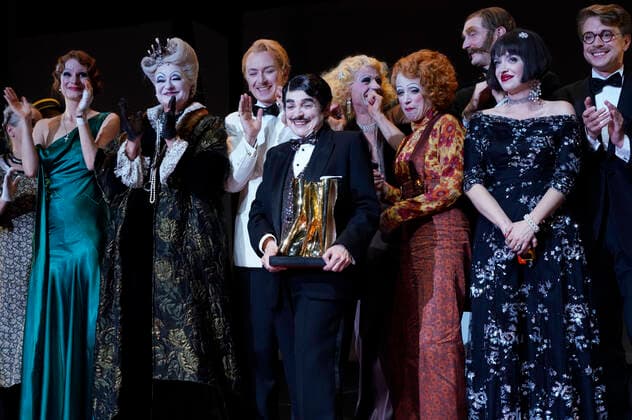 Katharina Thalbach and ensemble members at the presentation of the Audience Award Golden Curtain to Katharina Thalbach after the performance of the play Murder in the Orient Expess in the Komödie am Kurfürstendamm at the Schiller Theater Berlin, 11 09 2022 Foto:xT.xBartillax xFuturexImage