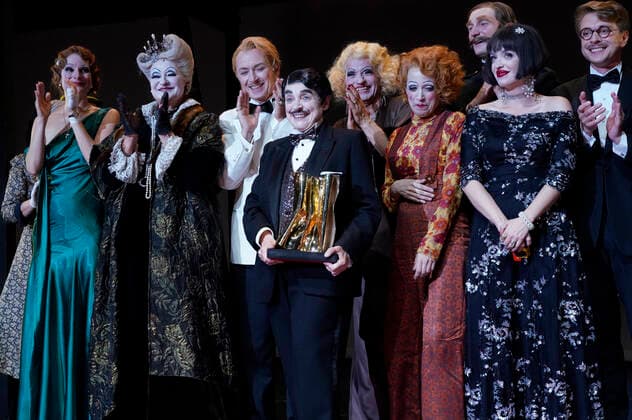 Katharina Thalbach and ensemble members at the presentation of the Audience Award Golden Curtain to Katharina Thalbach after the performance of the play Murder in the Orient Expess in the Komödie am Kurfürstendamm at the Schiller Theater Berlin, 11 09 2022 Foto:xT.xBartillax xFuturexImage