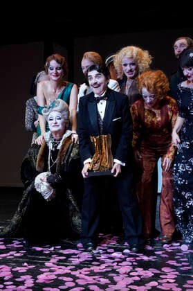 Katharina Thalbach and ensemble members at the presentation of the Audience Award Golden Curtain to Katharina Thalbach after the performance of the play Murder in the Orient Expess in the Komödie am Kurfürstendamm at the Schiller Theater Berlin, 11 09 2022 Foto:xT.xBartillax xFuturexImage