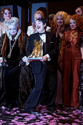 Katharina Thalbach and ensemble members at the presentation of the Audience Award Golden Curtain to Katharina Thalbach after the performance of the play Murder in the Orient Expess in the Komödie am Kurfürstendamm at the Schiller Theater Berlin, 11 09 2022 Foto:xT.xBartillax xFuturexImage