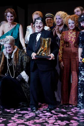 Katharina Thalbach and ensemble members at the presentation of the Audience Award Golden Curtain to Katharina Thalbach after the performance of the play Murder in the Orient Expess in the Komödie am Kurfürstendamm at the Schiller Theater Berlin, 11 09 2022 Foto:xT.xBartillax xFuturexImage