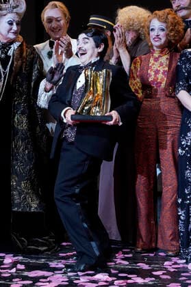 Katharina Thalbach and ensemble members at the presentation of the Audience Award Golden Curtain to Katharina Thalbach after the performance of the play Murder in the Orient Expess in the Komödie am Kurfürstendamm at the Schiller Theater Berlin, 11 09 2022 Foto:xT.xBartillax xFuturexImage