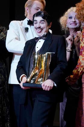 Katharina Thalbach and ensemble members at the presentation of the Audience Award Golden Curtain to Katharina Thalbach after the performance of the play Murder in the Orient Expess in the Komödie am Kurfürstendamm at the Schiller Theater Berlin, 11 09 2022 Foto:xT.xBartillax xFuturexImage