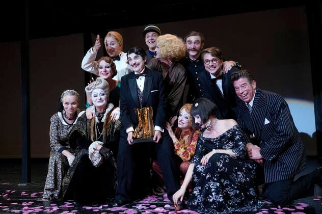 Katharina Thalbach and ensemble members at the presentation of the Audience Award Golden Curtain to Katharina Thalbach after the performance of the play Murder in the Orient Expess in the Komödie am Kurfürstendamm at the Schiller Theater Berlin, 11 09 2022 Foto:xT.xBartillax xFuturexImage
