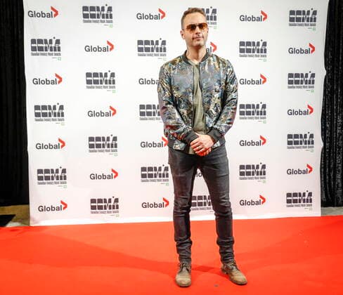 September 11, 2022, Calgary, AB, CANADA: Dallas Smith poses on the red carpet at the Canadian Country Music Awards in Calgary, Alta., Sunday, Sept. 11, 2022. Calgary CANADA  - ZUMAc35_ 20220911_zaf_c35_338 Copyright: xJeffxMcintoshx