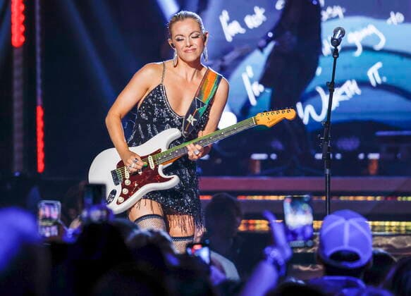 September 11, 2022, Calgary, AB, CANADA: Lindsay Ell performs at the Canadian Country Music Awards in Calgary, Alta., Sunday, Sept. 11, 2022. Calgary CANADA  - ZUMAc35_ 20220911_zaf_c35_350 Copyright: xJeffxMcintoshx
