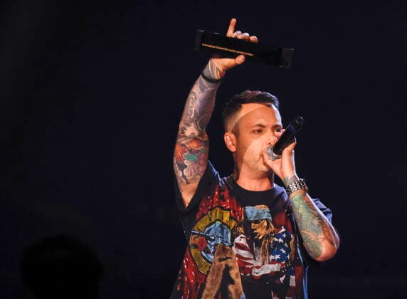 September 11, 2022, Calgary, AB, CANADA: Dallas Smith accepts the Male Artist of the Year award at the Canadian Country Music Awards in Calgary, Alta., Sunday, Sept. 11, 2022. Calgary CANADA  - ZUMAc35_ 20220911_zaf_c35_354 Copyright: xJeffxMcintoshx