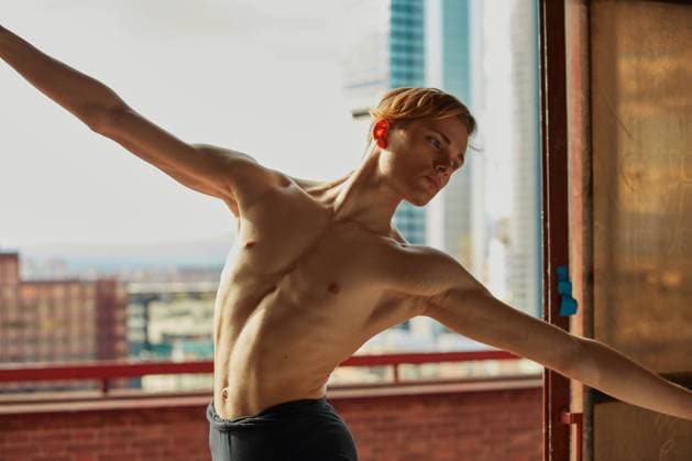 IMAGO Creative: 2022 Sport Favoriten Amazing young gymnast in black leotard stretching the arm near window in room and looking away, Model released CienXCienStudio_DancerBoy_50 Copyright: xCienxXxCienxStudiox MR