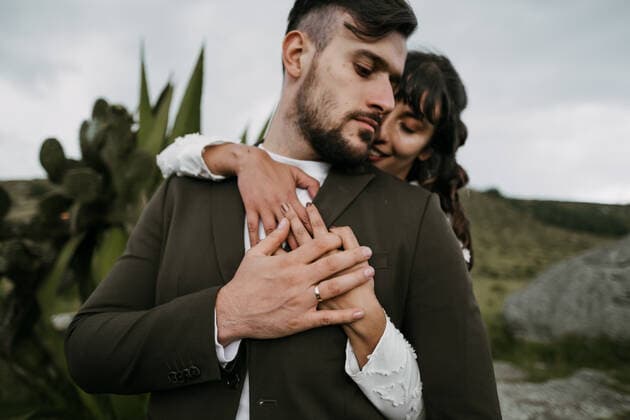 Newlywed couple s hands and ring as they embrace and look at each other with a happy face, Model released DavidBarrera_WeddingCouple_13 Copyright: xDavidxBarrerax MR