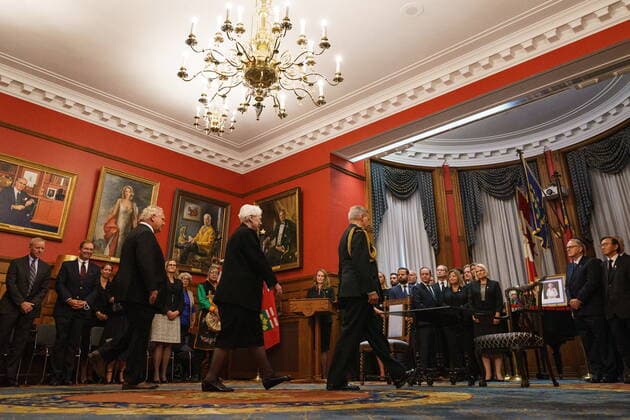 Kanada, Proklamation von König Charles III. in Toronto September 12, 2022, Toronto, Ontario, Canada: Ontario Premier Doug Ford and Lieutenant Governor Elizabeth Dowdeswell are led to their seats before a ceremony to officially proclaim the accession of King Charles III at Queen s Park in Toronto on Monday, September 12, 2022. Toronto Canada  - ZUMAc35_ 20220912_zaf_c35_082 Copyright: xAlexxLupulx