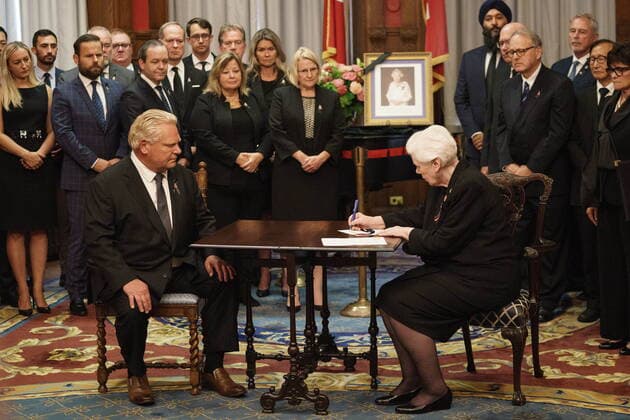 Kanada, Proklamation von König Charles III. in Toronto September 12, 2022, Toronto, Ontario, Canada: Ontario Lieutenant Governor Elizabeth Dowdeswell and Premier Doug Ford officially proclaim the accession of King Charles III in a ceremony at Queen s Park in Toronto on Monday, September 12, 2022. Toronto Canada  - ZUMAc35_ 20220912_zaf_c35_083 Copyright: xAlexxLupulx